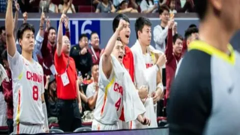 里夫斯单核带伤战至30分，东契奇双20耀眼表现，詹姆斯17+12仍错失良机，湖人错失胜利之痛